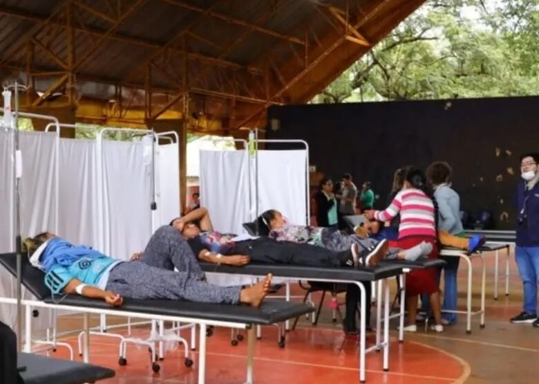 Quadra de sala de aula transformada em 'hospital' na aldeia