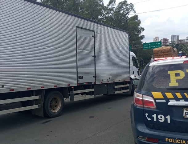 Caminhão é retido com mais de R$ 80 mil em débitos