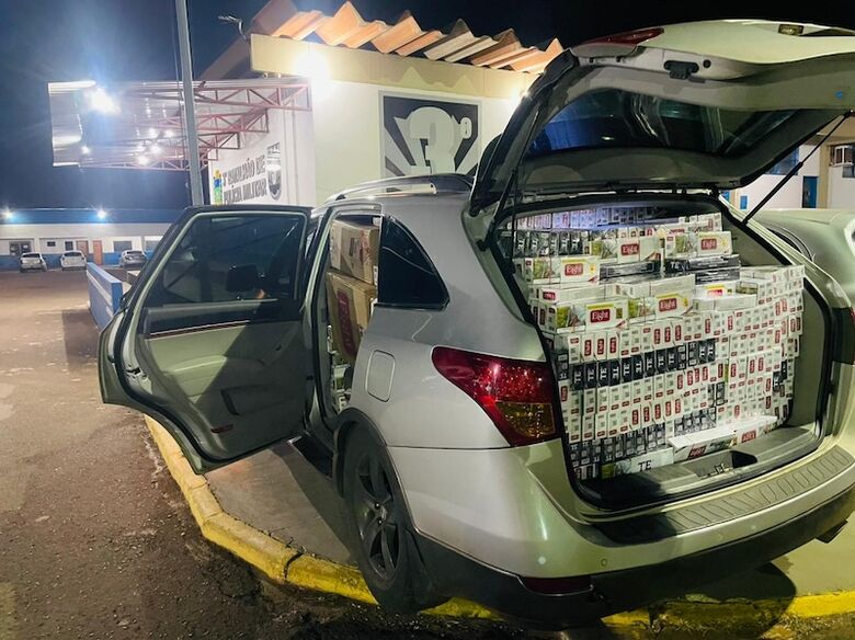 Homens abandonaram carro cheio de cigarros e fugiram