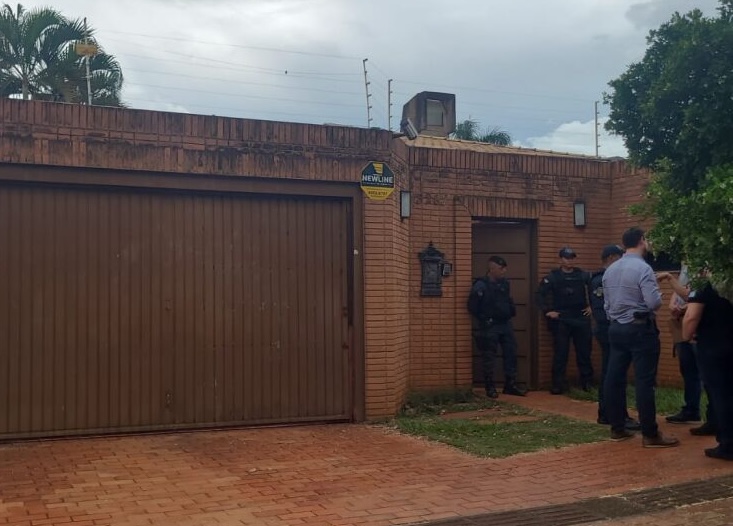 Polícia em frente da casa que pertenceu a Bernal