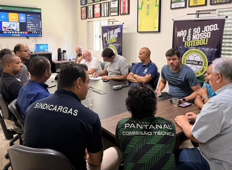 Dirigentes esportivos reunidos na sede da FFMS