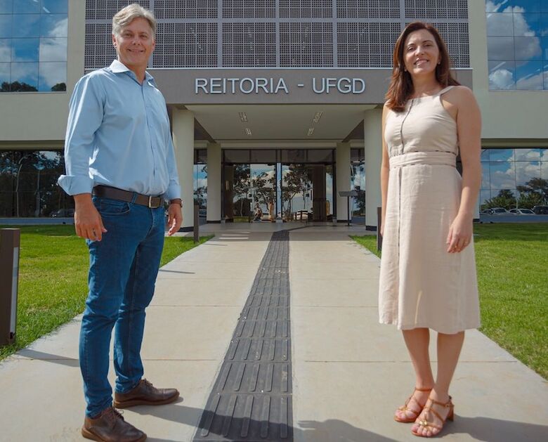 Os candidatos Etienne e Danielle, em frente ao prédio da Reitoria