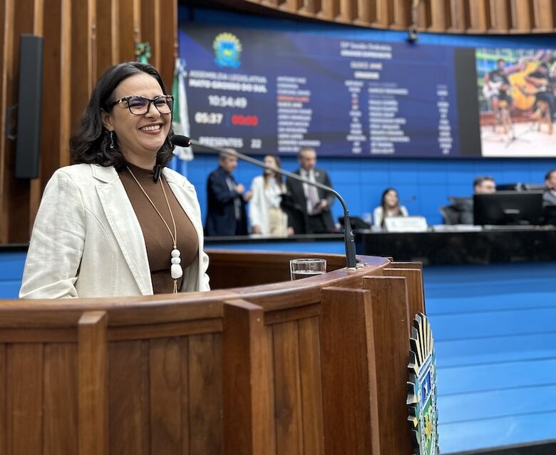 Gleice comemora sanção de lei que combate racismo religioso