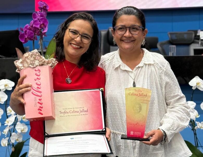 Gleice Jane, com a professora Fernanda Serafim