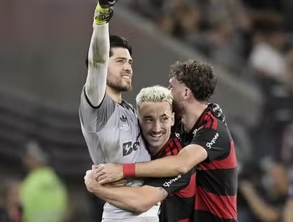 Goleiro Rossi é cumprimentado após o título
