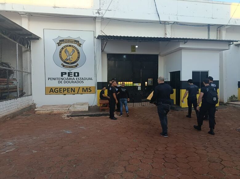 Policiais chegam na PED para cumprir operação