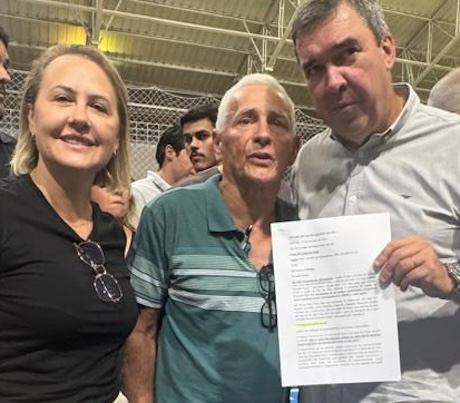 Morador José Leonardo entrega carta ao Governador