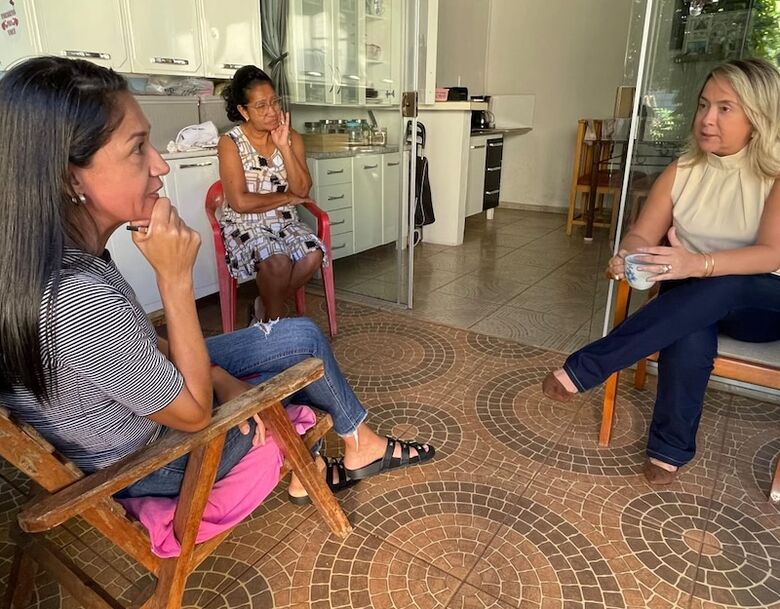 Lia conversa com moradoras em Ponta Porã