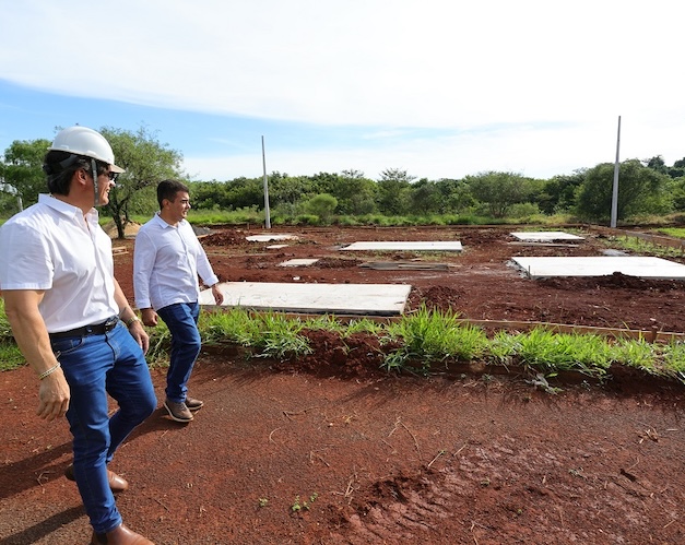 Marçal confere serviços de revitalização em parque