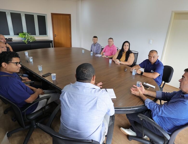 Prefeito reunido com representantes do funcionalismo