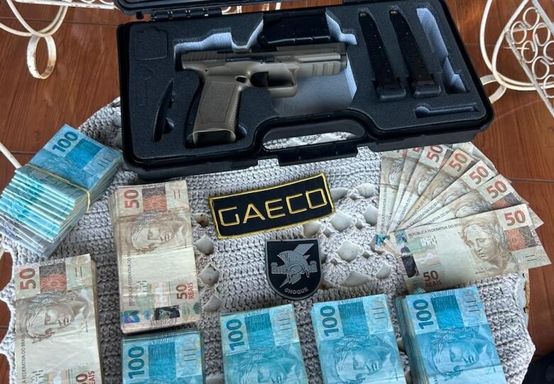Arma e dinheiro apreendidos durante operação