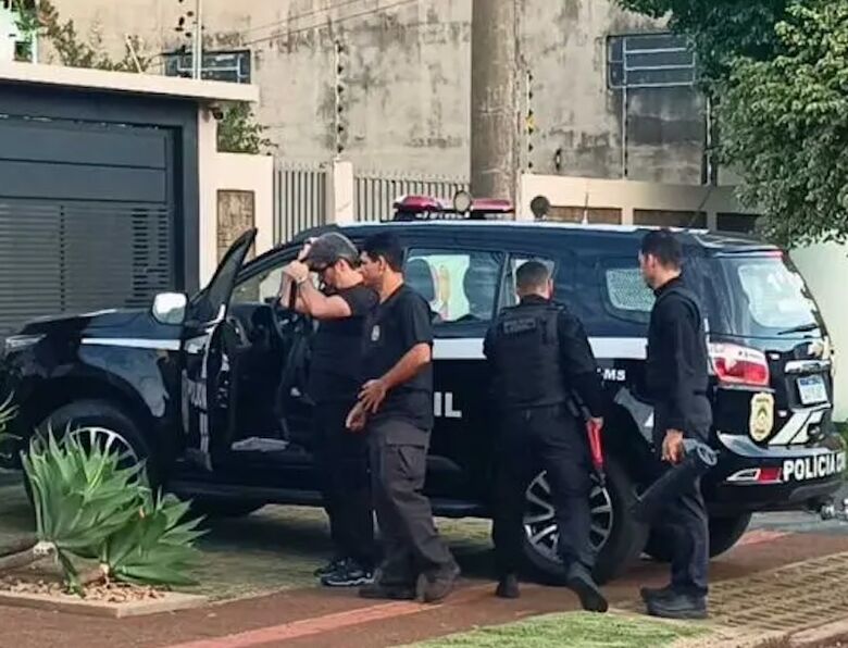 Polícia chega na residência de envolvido em operação