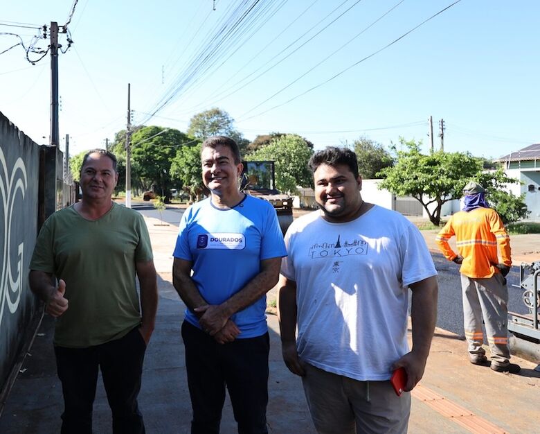 Marçal, com moradores, acompanha serviço em bairro