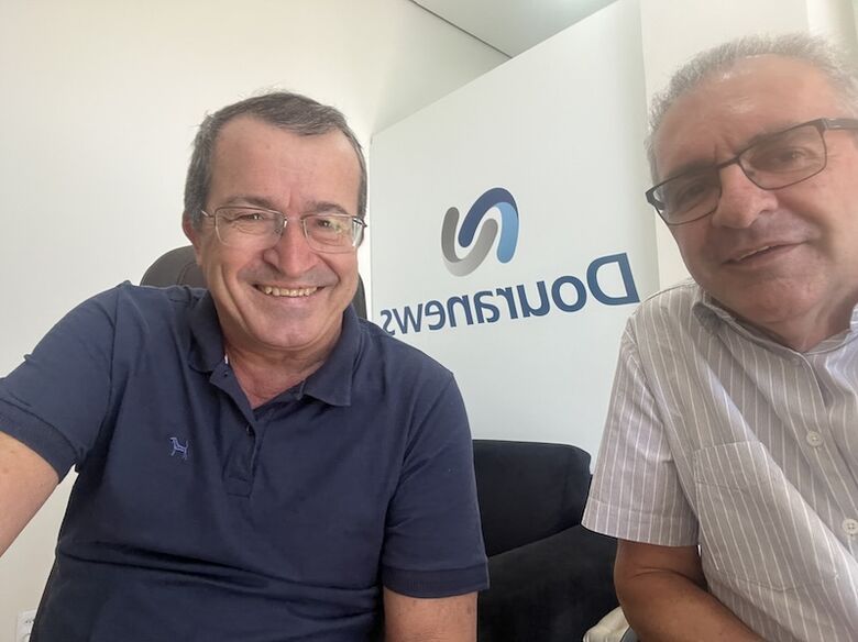 Sadi conversa com o jornalista Clóvis de Oliveira