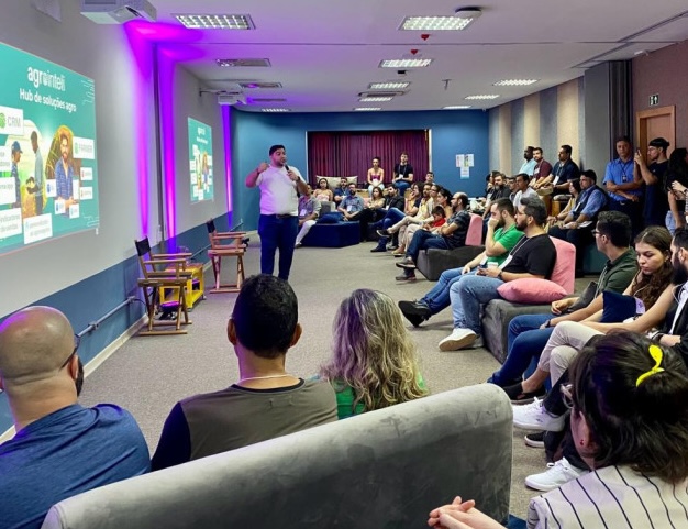 Painéis de debates na programação dos startups