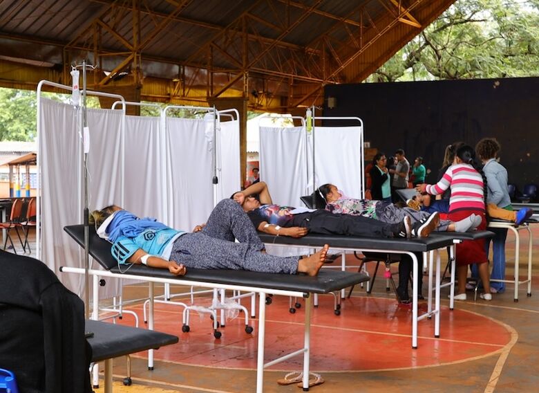 Quadra de esportes da escola Tengatuí se transforma em 'hospital'
