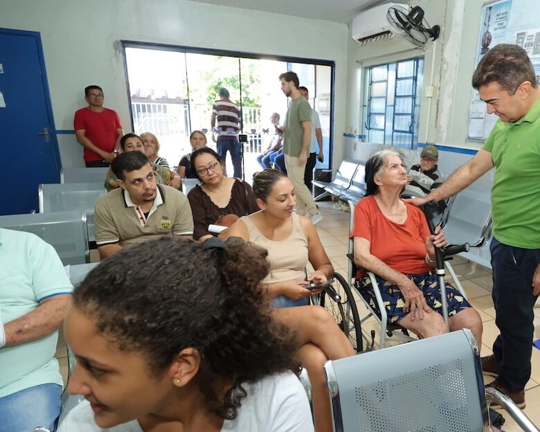 Marçal ouve paciente em unidade de saúde de bairro