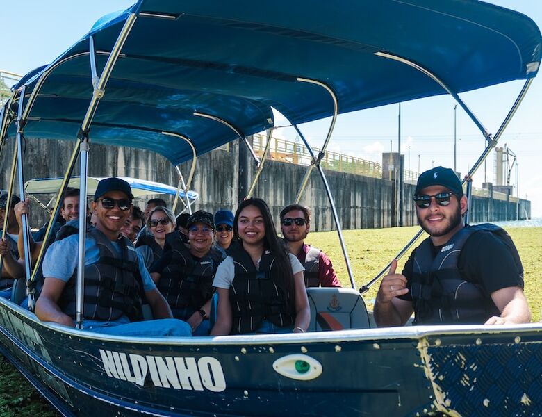 Acadêmicos durante visita à usina hidrelétrica 