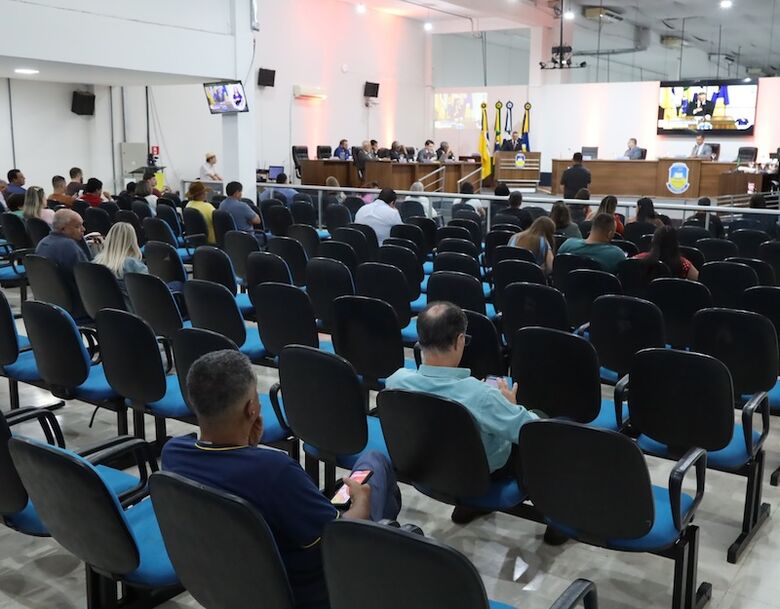 Vereadores realizaram duas sessões nesta segunda-feira 