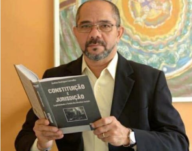 Professor Acelino Rodrigues de Carvalho lançando nova obra