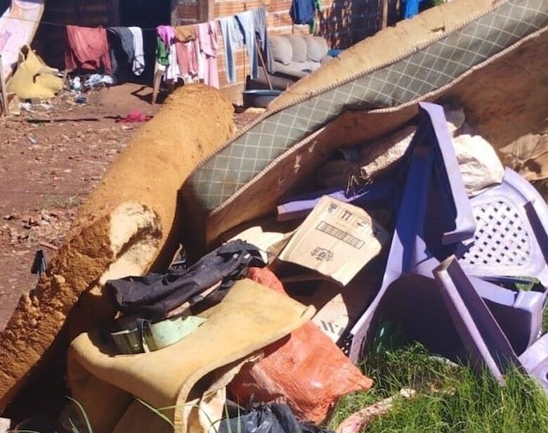 Equipes de limpeza continuam recolhendo resíduos em quintais