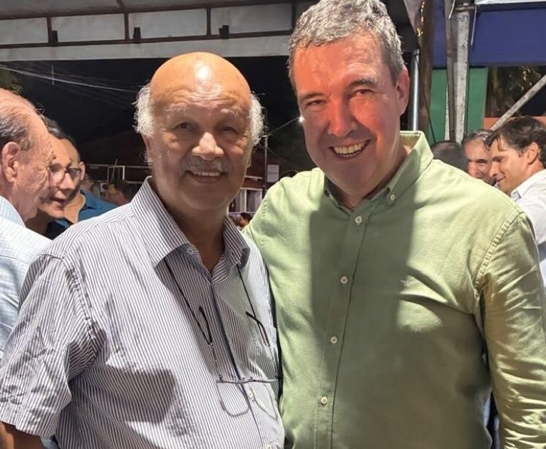 Walter Carneiro com o governador Eduardo Riedel durante homenagem