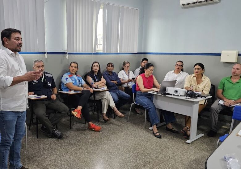 Secretário Márcio Figueiredo coordena o COE