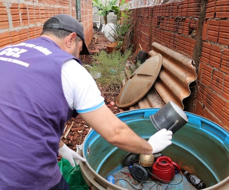 Agente confere armadilha instalada em combate ao Aedes