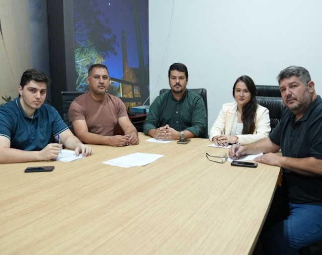 Membros da Comissão de Finanças, reunidos na Câmara