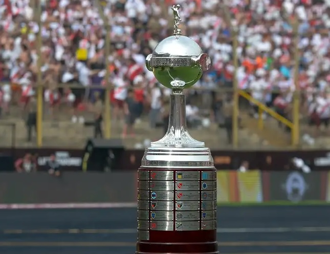 O cobiçado troféu da Libertadores em disputa