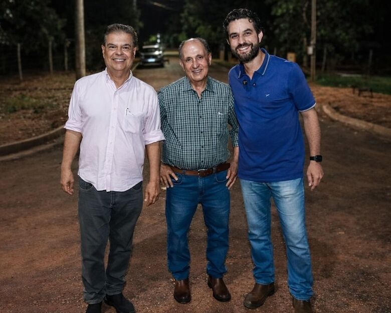 Zé Teixeira e Nelsinho, com o prefeito Jean, no distrito