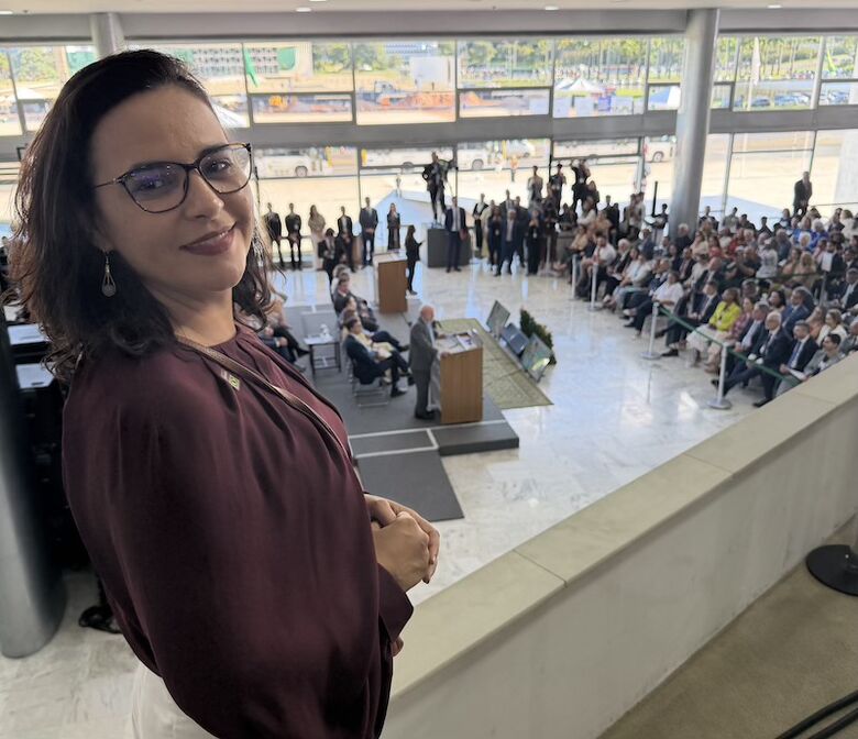 Gleice Jane acompanha discurso do presidente Lula