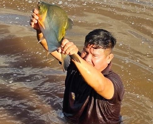 Indígena comemora soltura de peixe no lago da Reserva
