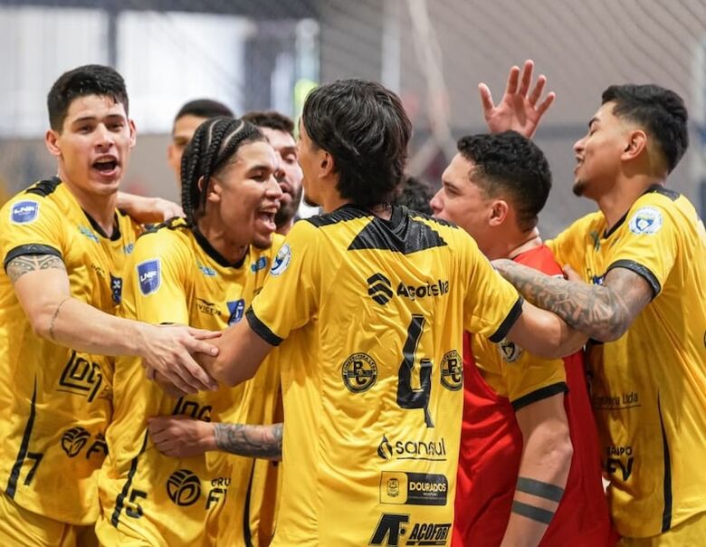 Jogadores do Juventude festejam vitória sobre o Minas