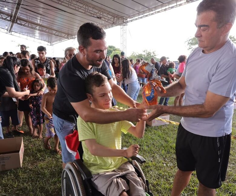 Distribuição organizada de chocolates encerrou Festa no parque