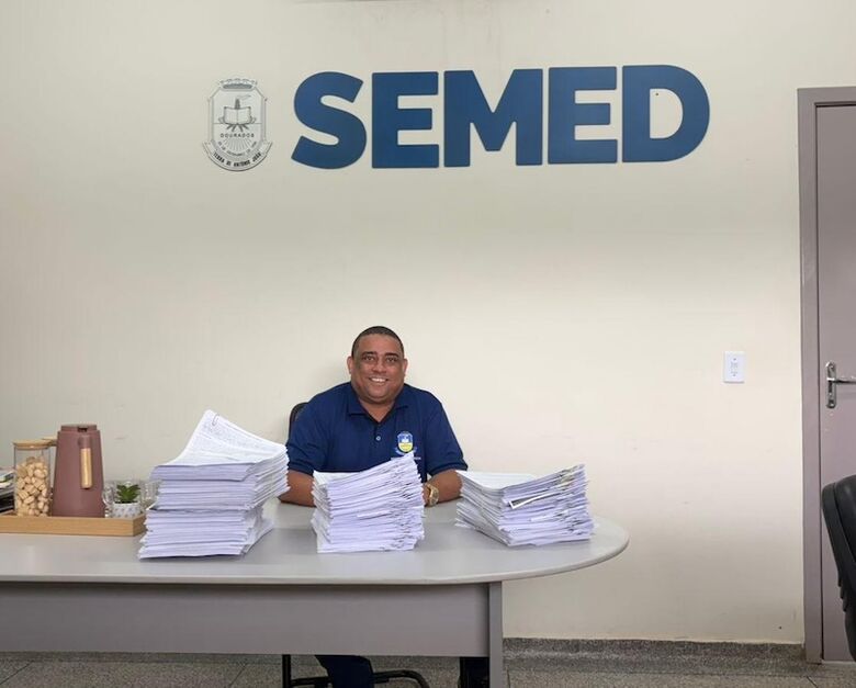 Secretário Nilson assume o desafio de eliminar acúmulo de papel
