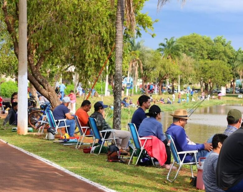 Amantes da pesca invadem o parque do Jardim Flórida