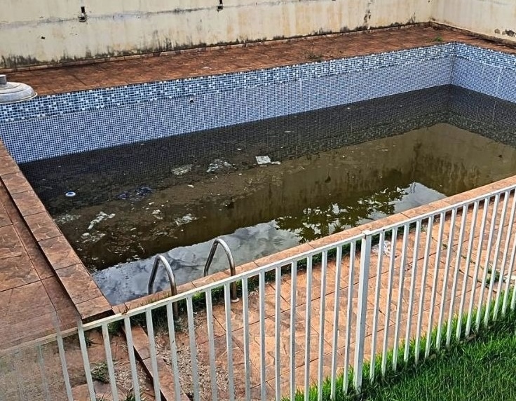 Piscina em imóvel abandonado, foco ideal para o Aedes