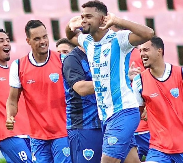 Selson festeja o primeiro gol contra time mineiro