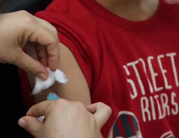 Campanha também vacina adolescentes contra HPV
