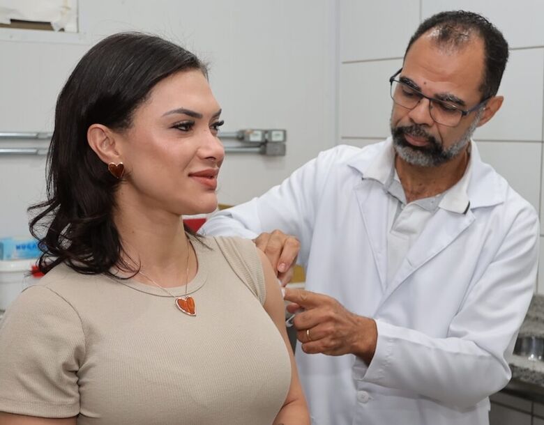 Primeira-dama Patrícia Leite tomou vacina pela manhã