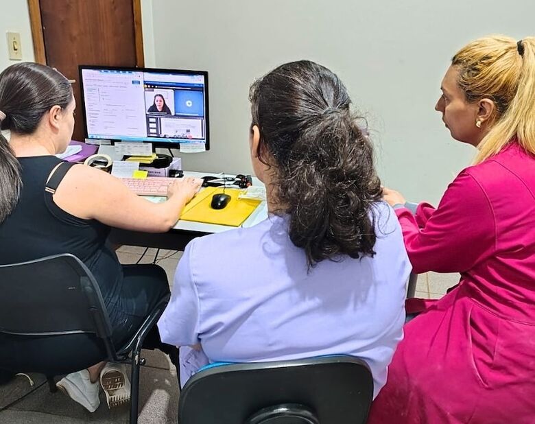 Equipe recebe treinamento para atuar em vacinação