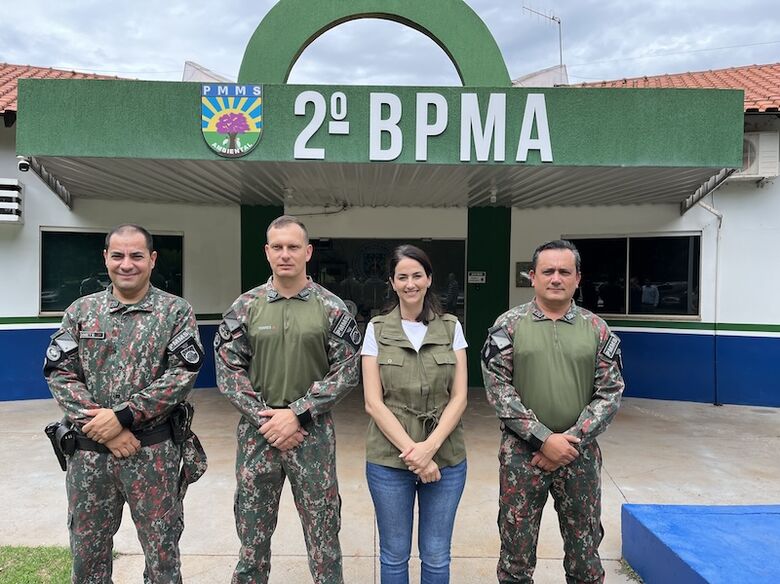 Visita da vice-prefeita ao quartel da PMA em Dourados