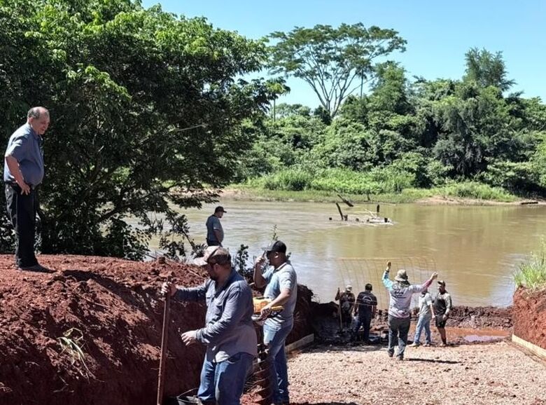 Zé Teixeira acompanha instalação de 'descedor' no rio Dourados