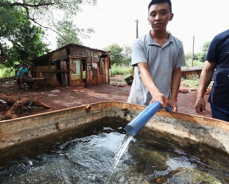 Enquanto obras não saem, Sanesul leva água às caixas