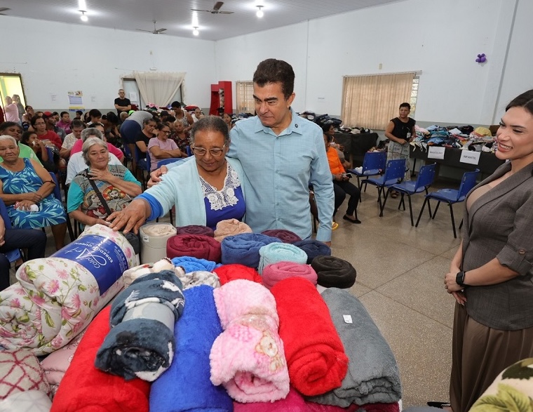 Prefeito e primeira-dama prestigiam varal solidário
