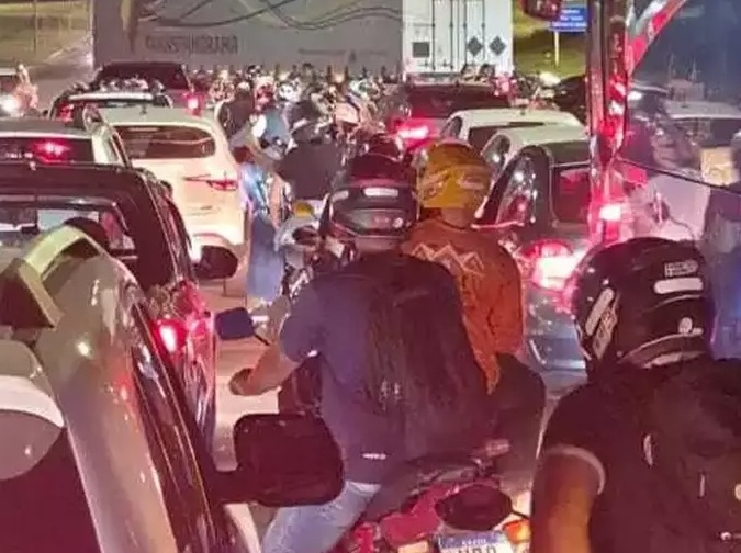 Trânsito caótico no acesso ao show do Guns N'Roses