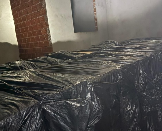 Cigarro estava sendo estocado em casa no centro da cidade