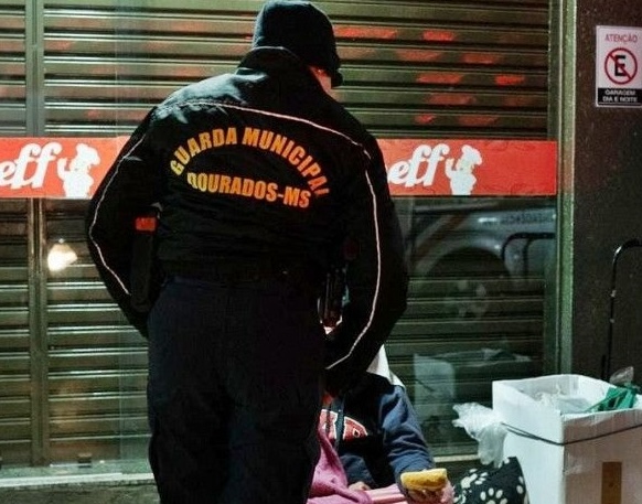 Morador de rua é assistido por guarda municipal