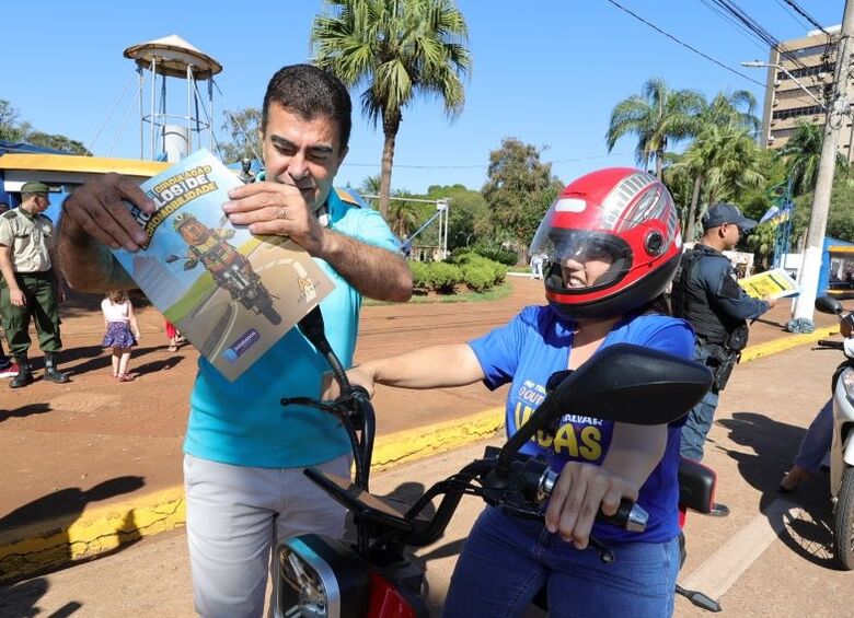 Marçal orienta condutora de veículo elétrico na praça